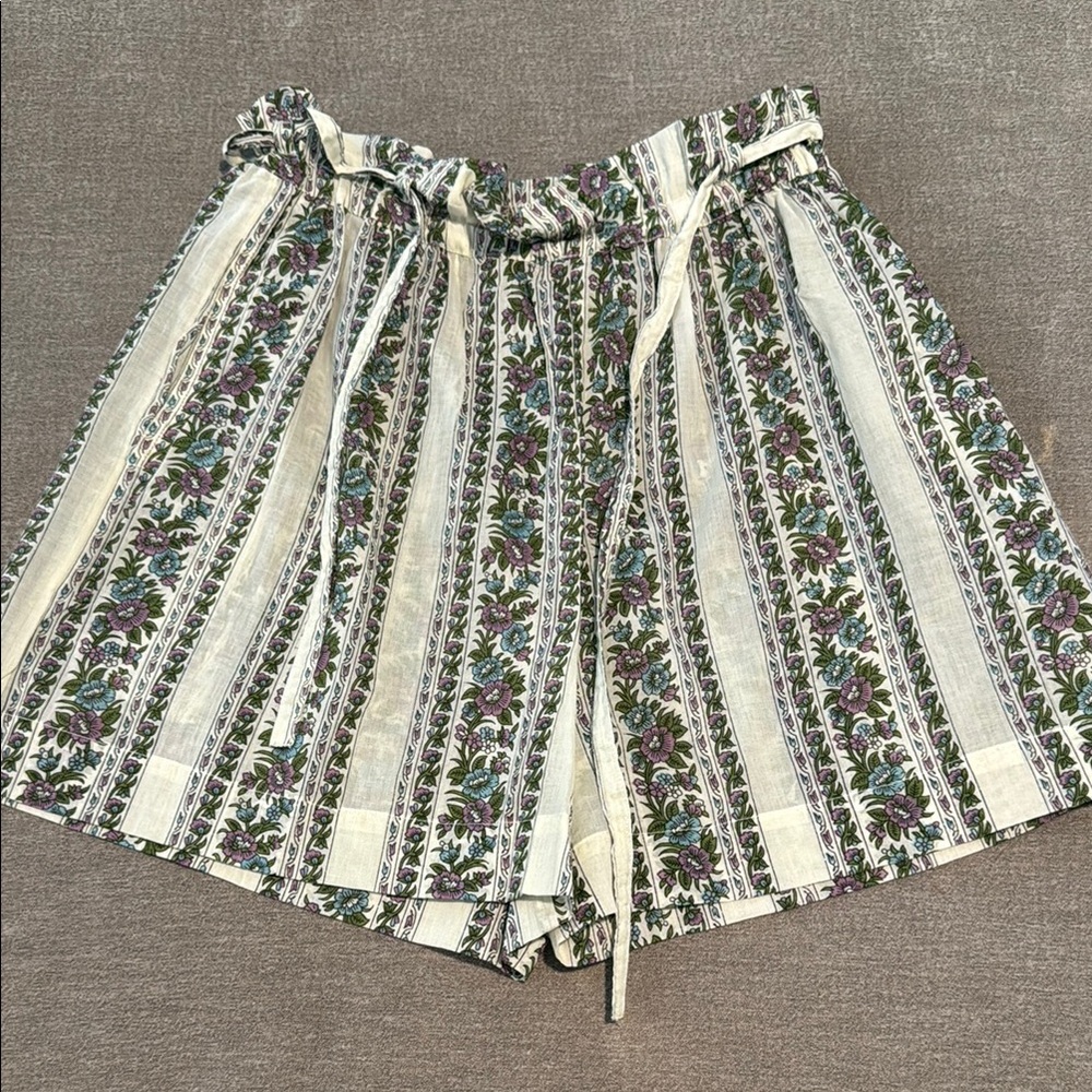 Mille Floral Striped Women's Shorts. 100% cotton. Size small. Elastic waist.
